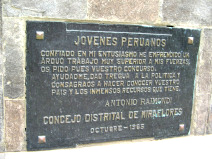 Miraflores, Malecn Cisneros, monumento de
                        len, placa conmemorativa