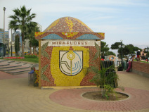 Miraflores, parque de los enamorados, bar
                        con mosaico con la bandera de Miraflores