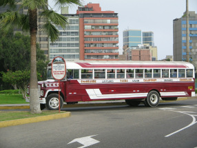 Miraflores, Malecn Cisneros, rojo bus
                        viejo de la lnea EO35 de Chorrillos a
                        Lurigancho
