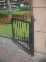 Miraflores, parque Kennedy, puerta de entrada
                      al Jir�n Virgen Milagrosa