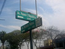 Se�ales de trafico al cruce Avenida Palma -
                        Avenida Paseo de la Republica (autopista
                        urbana)