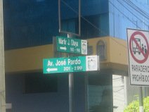 Se�ales de tr�fico al cruce Pardo - Olaya