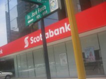 Se�al de tr�fico "Avenida Jos�
                        Pardo" antes de la Scotiabank