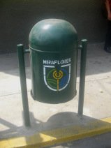 Miraflores, Avenida Bolognesi, cubo de basura
                      con la bandera de Miraflores