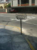 Miraflores, Avenida Bolognesi, cesto de
                      basura alta