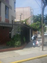 Miraflores, Avenida Bolognesi, casa enrejada
                      con protecci�n de corriente de alta intensidad