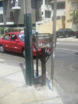 Miraflores, Avenida Bolognesi, cesto de
                      basura con basura