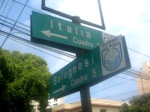 Se�ales de tr�fico en el cruce Bolognesi -
                        Italia