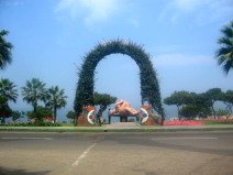 Miraflores, Malec�n Cisneros: Entrada
                        central del parque de los enamorados