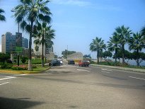 Miraflores, Malec�n Cisneros: A la redonda
                        no hay pasos de peatones!