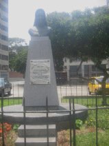 Miraflores, Malec�n Cisneros: Monumento
                        para Madre Teresa 01
