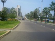 Miraflores, Malec�n Cisneros: Vista en
                        direcci�n del puente Rey, faltan pasos de
                        peatones