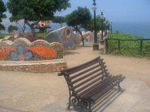 Miraflores, parque de los enamorados:
                        Asientos en forma de ondas con mosaicos