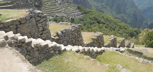 Una de las escaleras largas como hay muchos en
                    Machu Picchu, panorama
