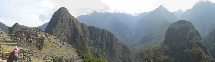 Vista de Machu Picchu con los miradores Huchuypicchu
          (pequeo), Huaynapicchu (grande) y con la montaa Putucusi y
          con los las montaas al fondo, foto panormica