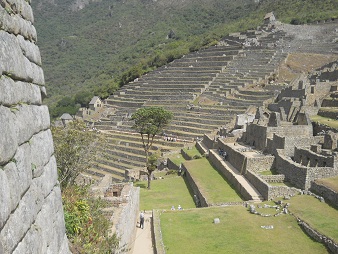 Machu Picchu: vista al sector agrcola con la
                    casa arriba