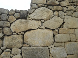 La pared de la Puerta del Sol principal,
                    piedras en detalle 01