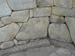 La pared de la Puerta del Sol principal, piedras
                  en detalle 03
