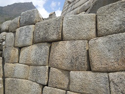 Muro del templo del so con casa arriba