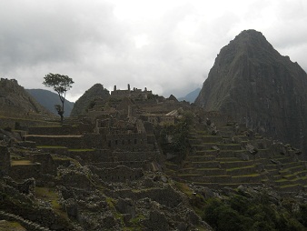 Machu Picchu: vista del templo del sol a los
                    miradores 02