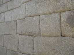 Muro suprior del templo del sol, primer plano
                    02