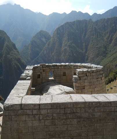 Machu Picchu, vista al templo del sol
                    por arriba con una piedra gigante y con el panorama
                    de montaas