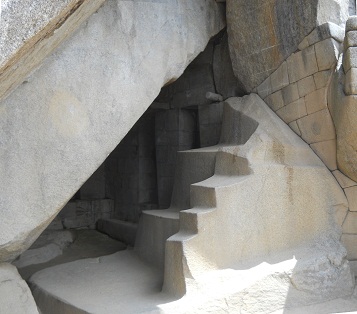 La escalera en un trozo y el muro curvado, foto
                    panormica 02
