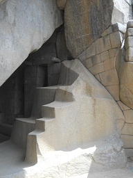 Cueva de la Momia: la escalera en un trozo 5
                    con el muro curvado