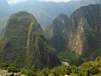 Machu Picchu: vista de la cueva de momias a la
                    montaa Putucusi