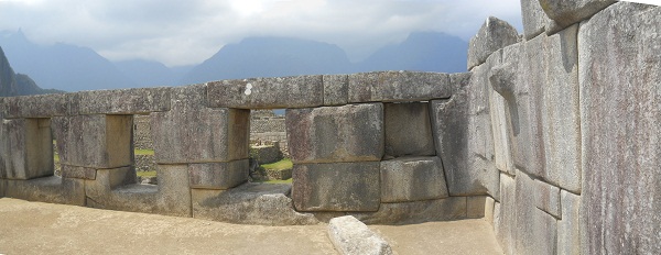 Templo de 3 ventanas: las 3 ventanas y un nicho
                    y el otro muro lateral (con el dao de terremotos)