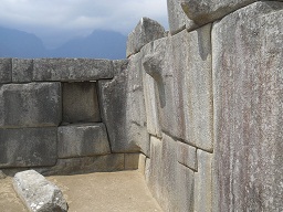 Templo de 3 ventanas: nicho con el otro muro
                    lateral con daos de terremotos