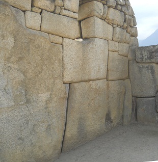 Templo de 3 ventanas: el muro
                            izquierdo, primer plano, foto panormica