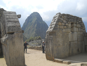 Templo de 3 ventanas, muro izquierdo completo
                    con el mirador Huaynapicchu