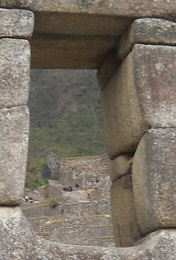 Templo de 3 ventanas: muro izquierdo con la
                    vista del exterior, vista por la ventana