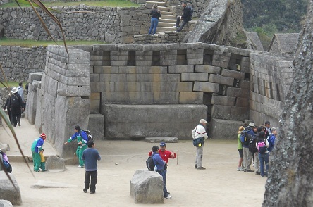 Machu Picchu: templo principal, la vista de la
                    cantera 01, primer plano