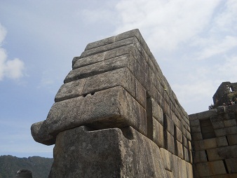 Templo principal: el muro izquierdo con huecos