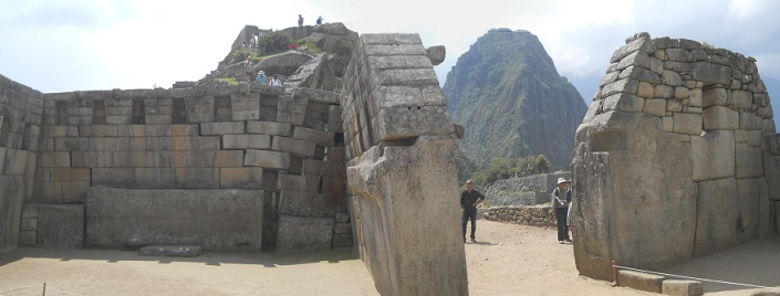 Machu Picchu: vista panormica del templo
                    principal - mirador Huaynapicchu y la pared del
                    templo de las 3 ventanas