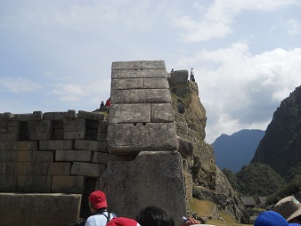 El muro derecho del templo principal con sus
                    huecos