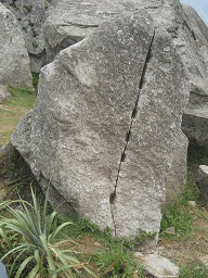 Cantera de Machu Picchu: piedra con ranura
                    recta industrial de los extraterrestres, primer
                    plano