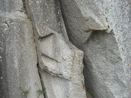 Cantera de Machu Picchu: cortes de piedras
                    preparadas en una hilera
