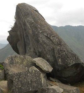 Cantera de Machu Picchu: piedras con
                    superficies torcidas