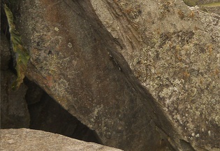 Cantera de Machu Picchu: piedra con corte con
                    ngulo recto, primer plano