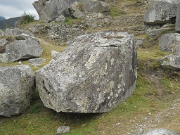 Cantera de Machu Picchu: piedra con superficie
                    plana