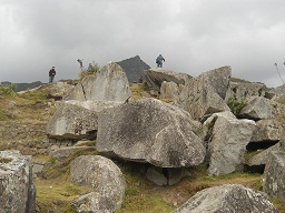 Cantera de Machu Picchu: piedras con
                    superficies planas y montaas al fondo