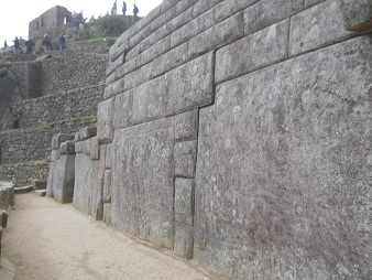 Machu Picchu, cuarto de meditacin, muro con
                    entrada 01