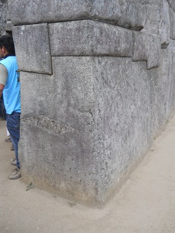 Cuarto
          de meditacin, la entrada con la piedra gigante derecha 01,
          esa piedra tiene 32 esquinas