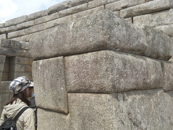Cuarto de meditacin, la entrada con la piedra
                    gigante derecha 01 con 32 esquinas, primer plano