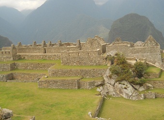 Machu Picchu, vista del cuarto de meditacin a
                    la plaza central con casitas trabajadores con la
                    montaa Putucusi 01