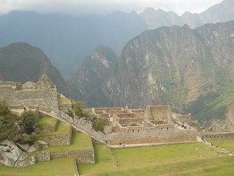 Machu Picchu, vista del cuarto de meditacin a
                    la plaza central con el muro grande, el templo de
                    espejos / morteros y con la montaa Putucusi