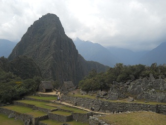 Machu Picchu: vista del pirmide del reloj
                    solar a los miradores 03, Huaynapicchu